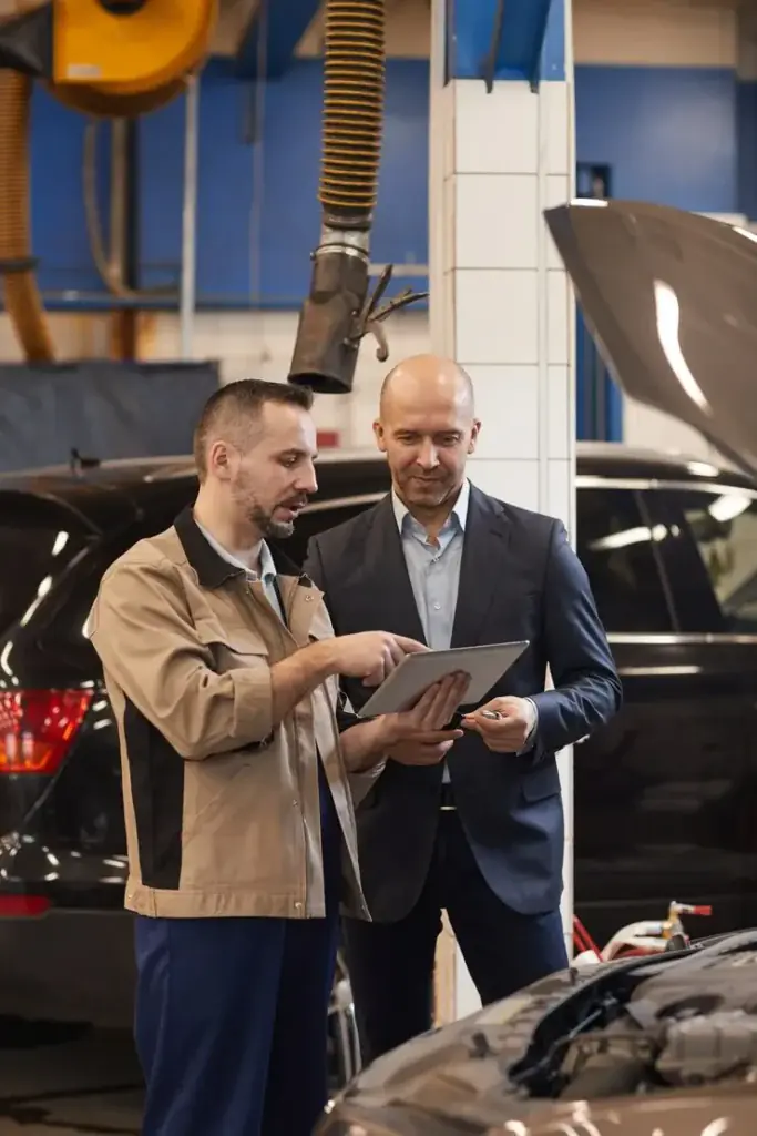 imgi_52_vertical portrait car mechanic talking businessman while using digital tablet auto repair shop_236854 23633 683x1024 imgi_52_vertical portrait car mechanic talking businessman while using digital tablet auto repair shop_236854 23633 683x1024